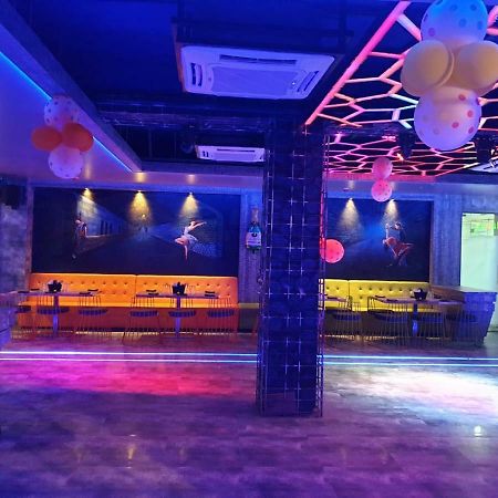 Virat Ambe Sports Club Otel Ulhāsnagar Dış mekan fotoğraf